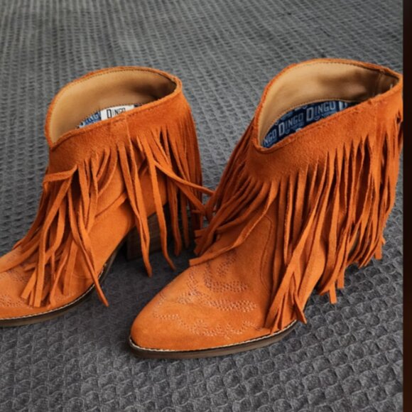 NWT- Suede Dingo Fringe Ankle Boots- burnt orange, size 8M - Picture 1 of 4